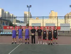 赛场上队员积极拼搏,展现出色表现出什么